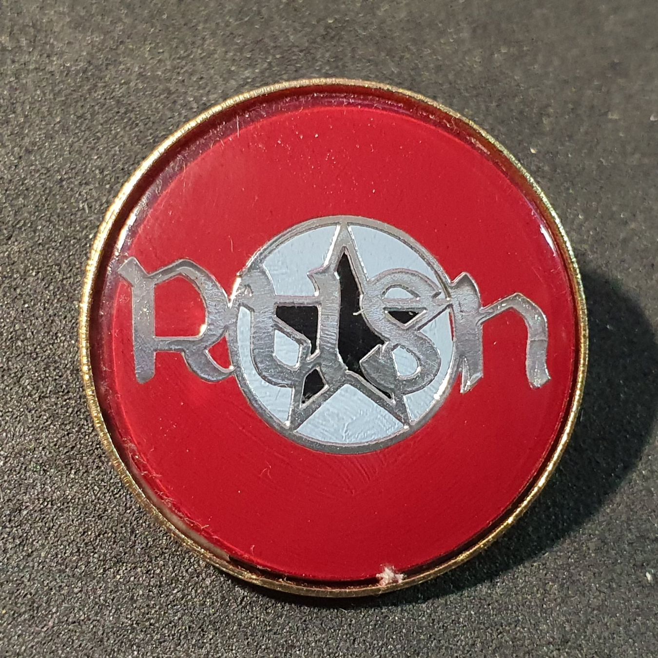 Spille & Fermagli: W814 - Brosche Musik Gruppe RUSH – Usato da Reinach BL venduto da Boston-Verkauf