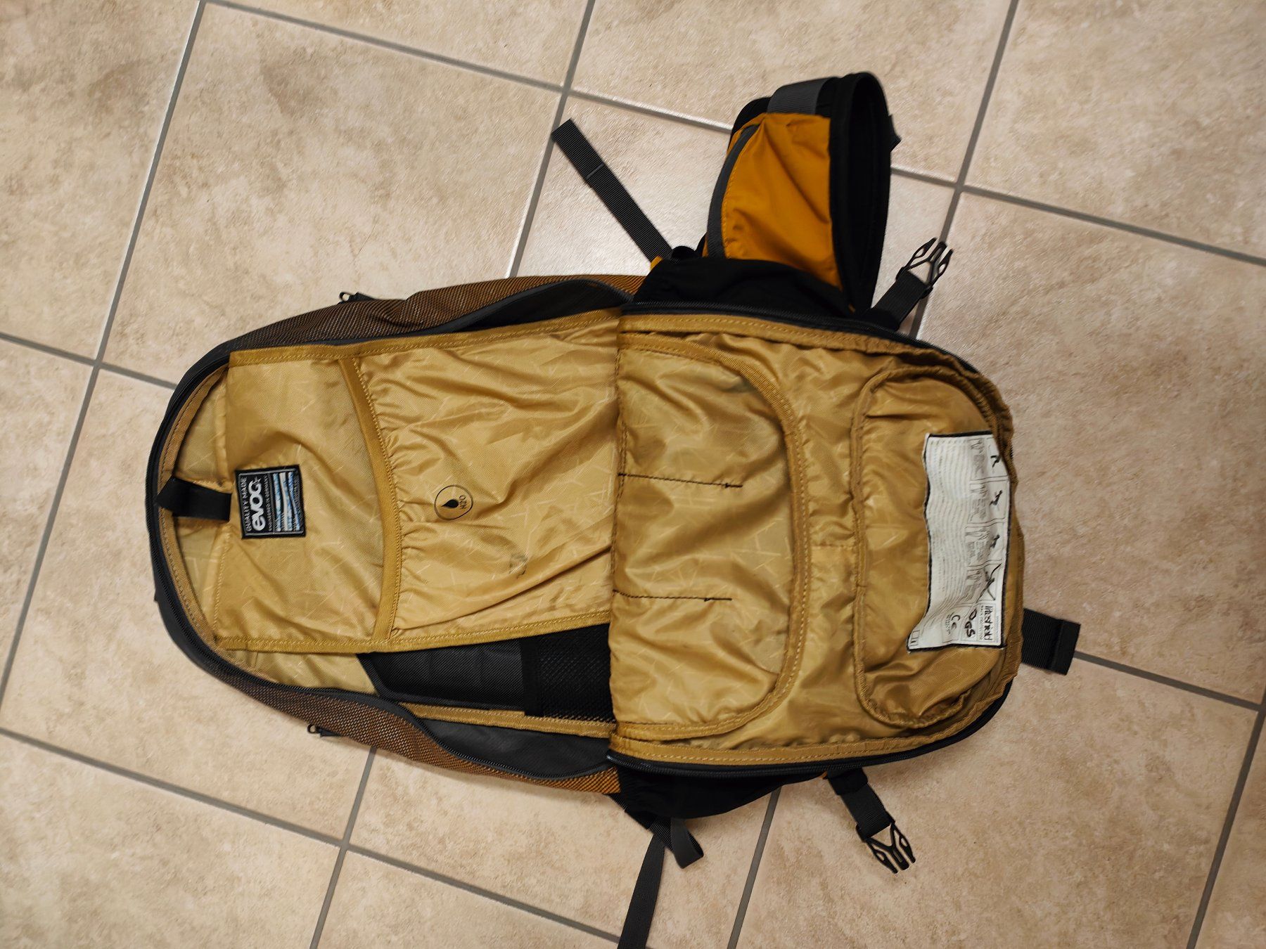 Evoc Zaini: Evoc FR Trail 16l mit Protektor + Regenhülle – Usato da Mels venduto da velo-city 3
