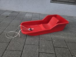 gebrauchter roter Kinderschlitten - bereit für den Winter!