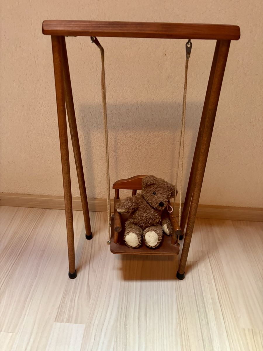 Jouets: Holzschaukel mit Teddy antik – D'occasion à Gündisau par yuma06