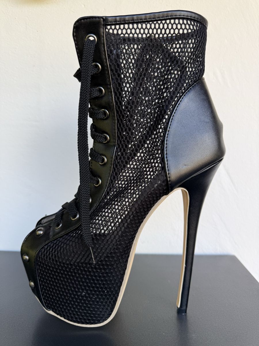 Scarpe da donna: Schwarze High Heels mit Schnürung  – Usato da Hinwil venduto da jen_z8kr 1