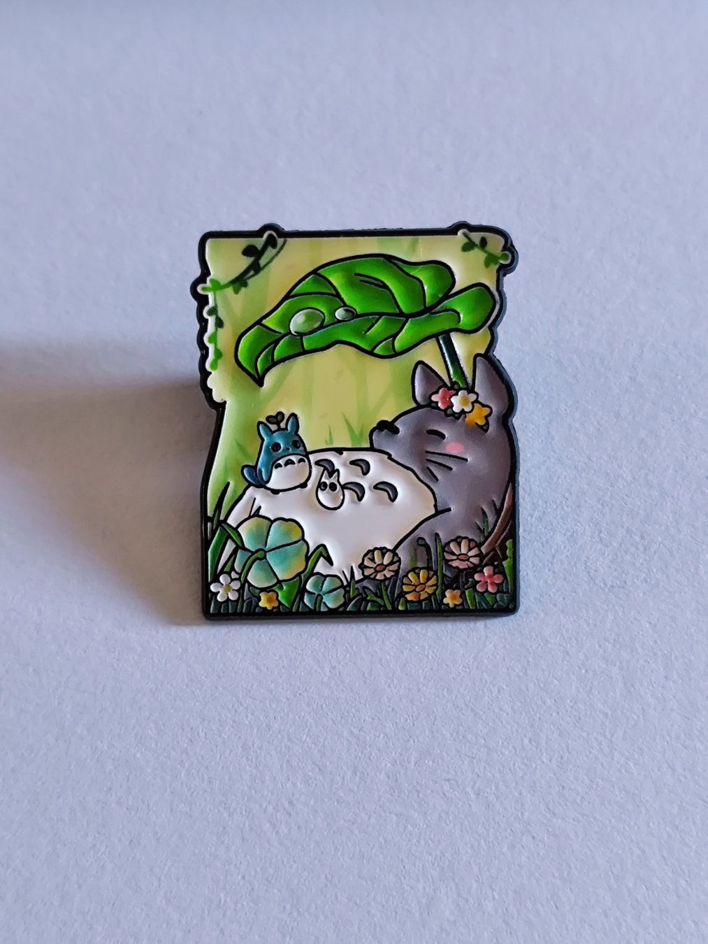 Placchette & Badge: Pin: Totoro schläft unter einem Blatt ca. 3.5 cm – Nuovo e nell'imballaggio originale da Bettingen venduto da hamau2012 2