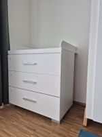 Weisse Wickelkommode mit Wickelaufsatz