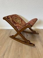 Vintage Fussschaukler aus Holz mit gemustertem Polster