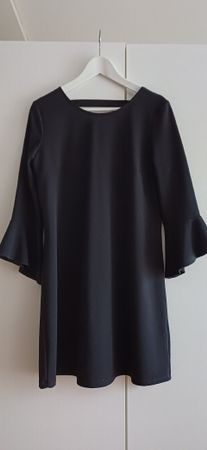 Elegantes, kurzes, schwarzes Kleid mit Trompetenärmeln
