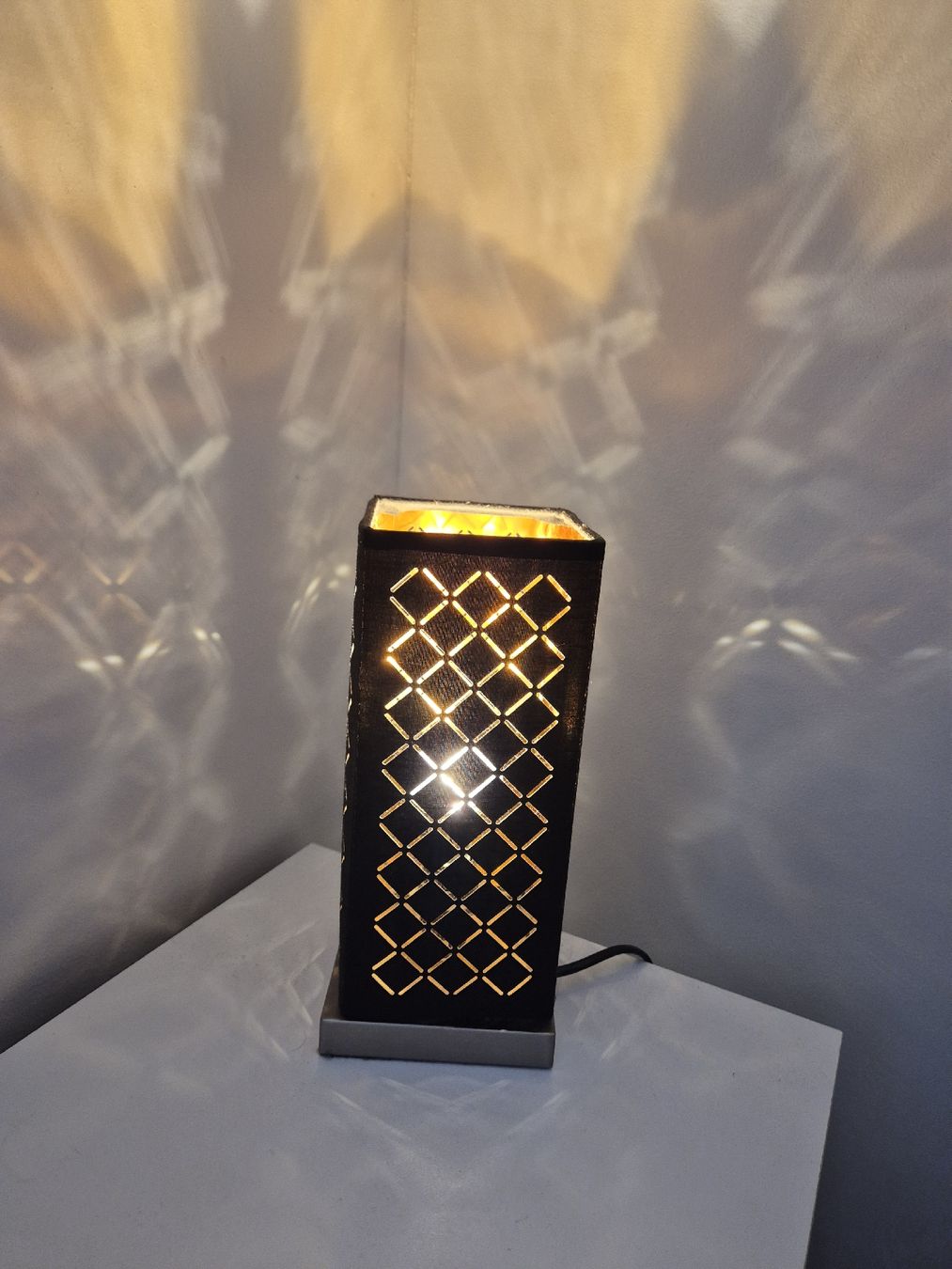 Lampen: Tischlampe schwarz/messing-gold – Gebraucht aus Luzern von bam_qr5p 3