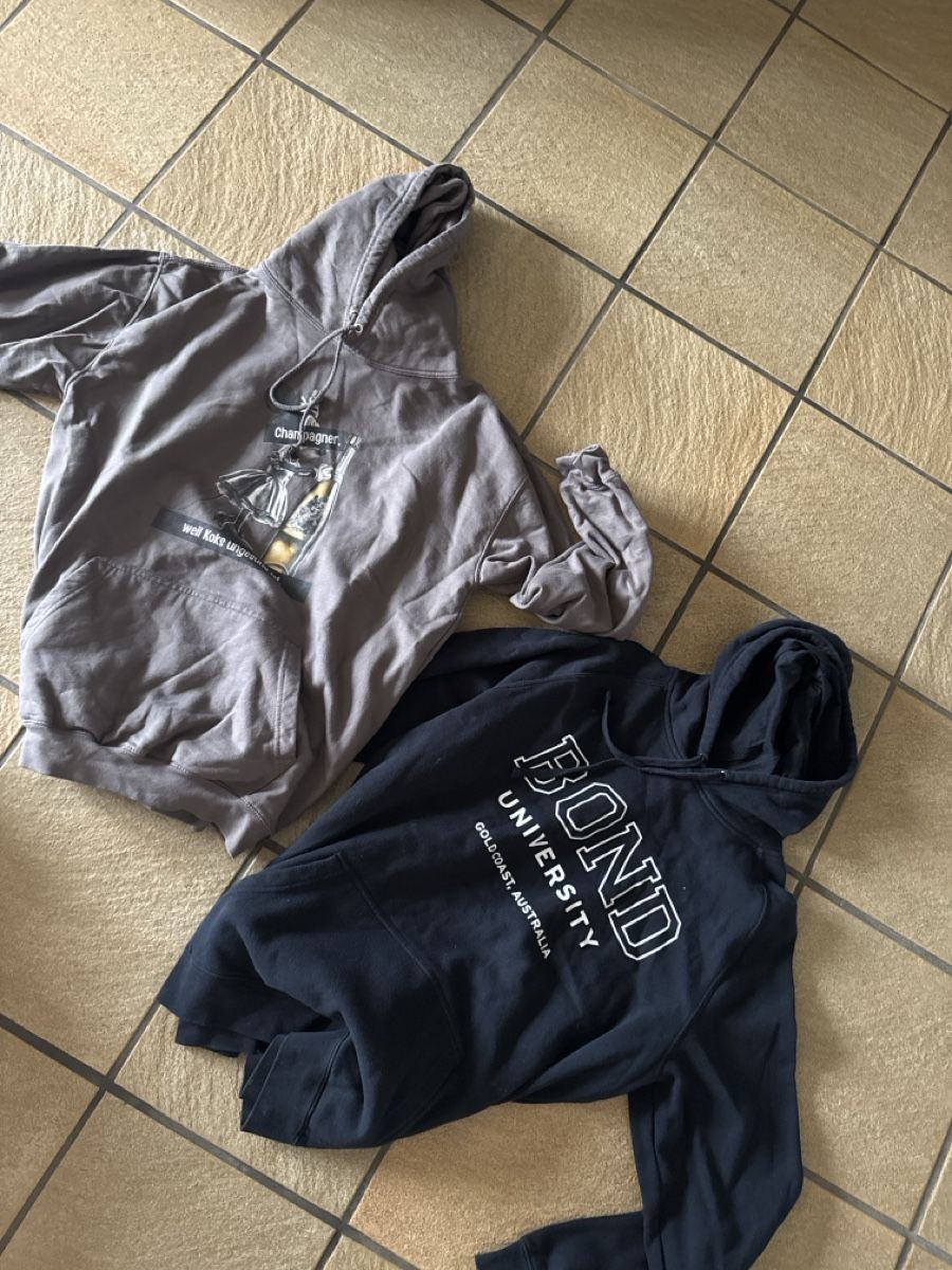 Kleiderpakete: 2 Hoodies Grösse XL – Gebraucht aus Schlieren von nowaya