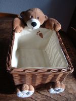 Corbeille en osier avec ours en peluche intégré