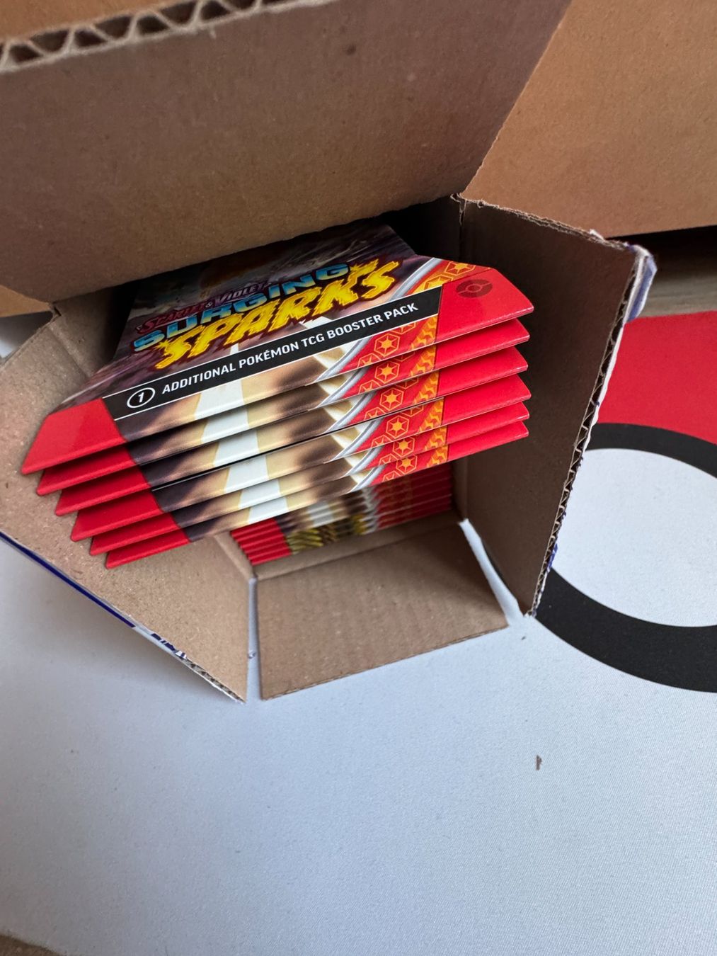 Pokémon Carte collezionabili: Pokémon Surging Sparks Display + 24 Singles bundle alle OVP – Nuovo e nell'imballaggio originale da Oberwil BL venduto da Chelsea26 7