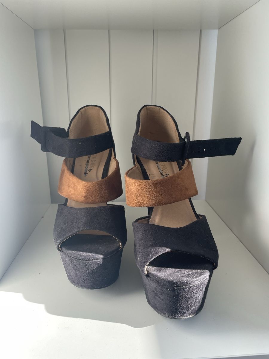 Scarpe da donna: Schwarze Plateau Sandalen Gr. 38 – Usato da Walenstadt venduto da sar_2mqk