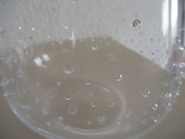 WUNDERSCHÖNE WASSERKARAFFE MIT GLASPERLEN DEKORIERT