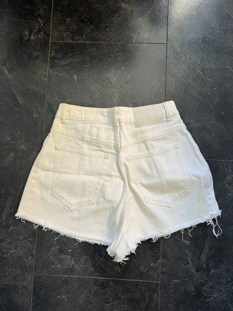 Pull&Bear Jeans: weisse Pull & Bear Jeans-Shorts, Size 34 – Usato da Muri b. Bern venduto da SigridW 1