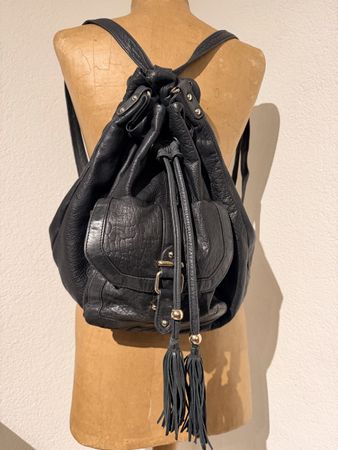 Sac à dos en cuir noir souple avec détail à franges