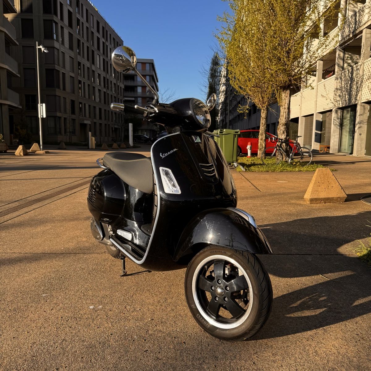 Vespa Scooter: Vespa GTS 300 Super ABS – Usato da Zürich venduto da Aesti