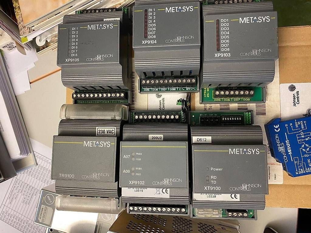 Composants électroniques: Johnson Controls E/A Modul XP-9102-8304 – D'occasion à Schwanden-Brienz par Belvedere_ 1