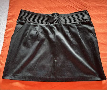 Mini-jupe noire, comme neuve, taille M - Idéale automne