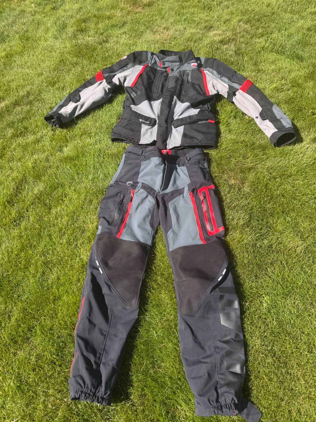 Completi, tute sportive e funzionali: Ducati Motorradkleider – Usato da Basadingen venduto da bri_7lx9