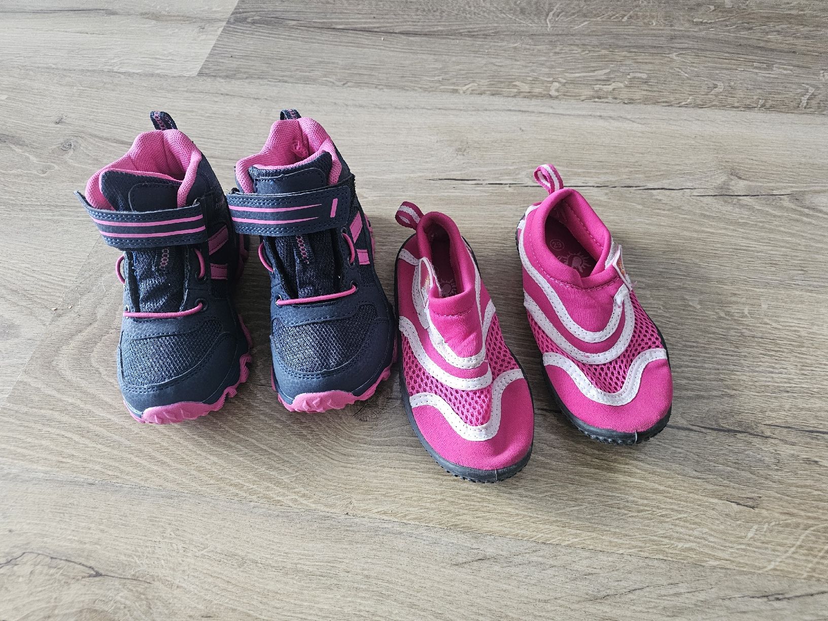 Scarpe per ragazzi: Badeschuhe Gr. 29  & Wanderschuhe Gr. 26 – Usato da Grosshöchstetten venduto da Qenko