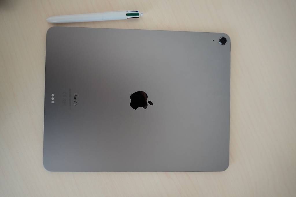 Tablettes PC: Ipad Air 13 256Go + Pencil Pro + Logitech Combo Touch – D'occasion à Magnedens par emma.vlth 1