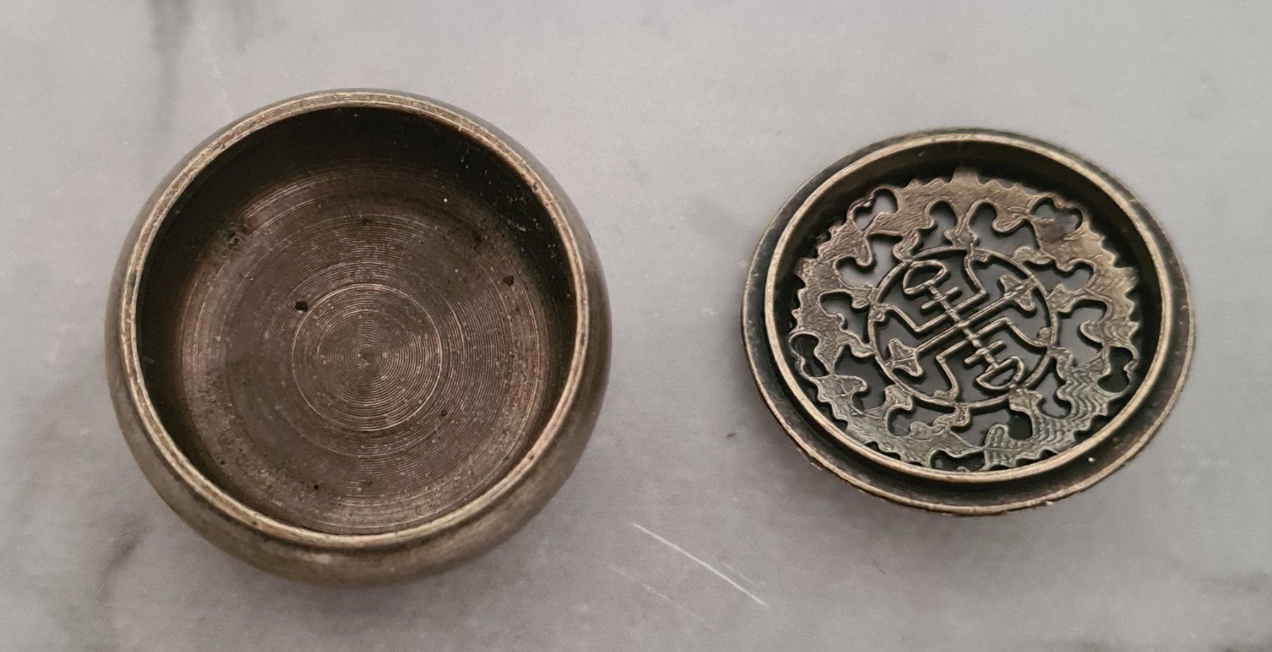 Tutte le decorazioni: Antikes kleines Räuchergefäss Messing, Durchmesser 3.5 cm – Usato da Winterthur venduto da bibummi 5