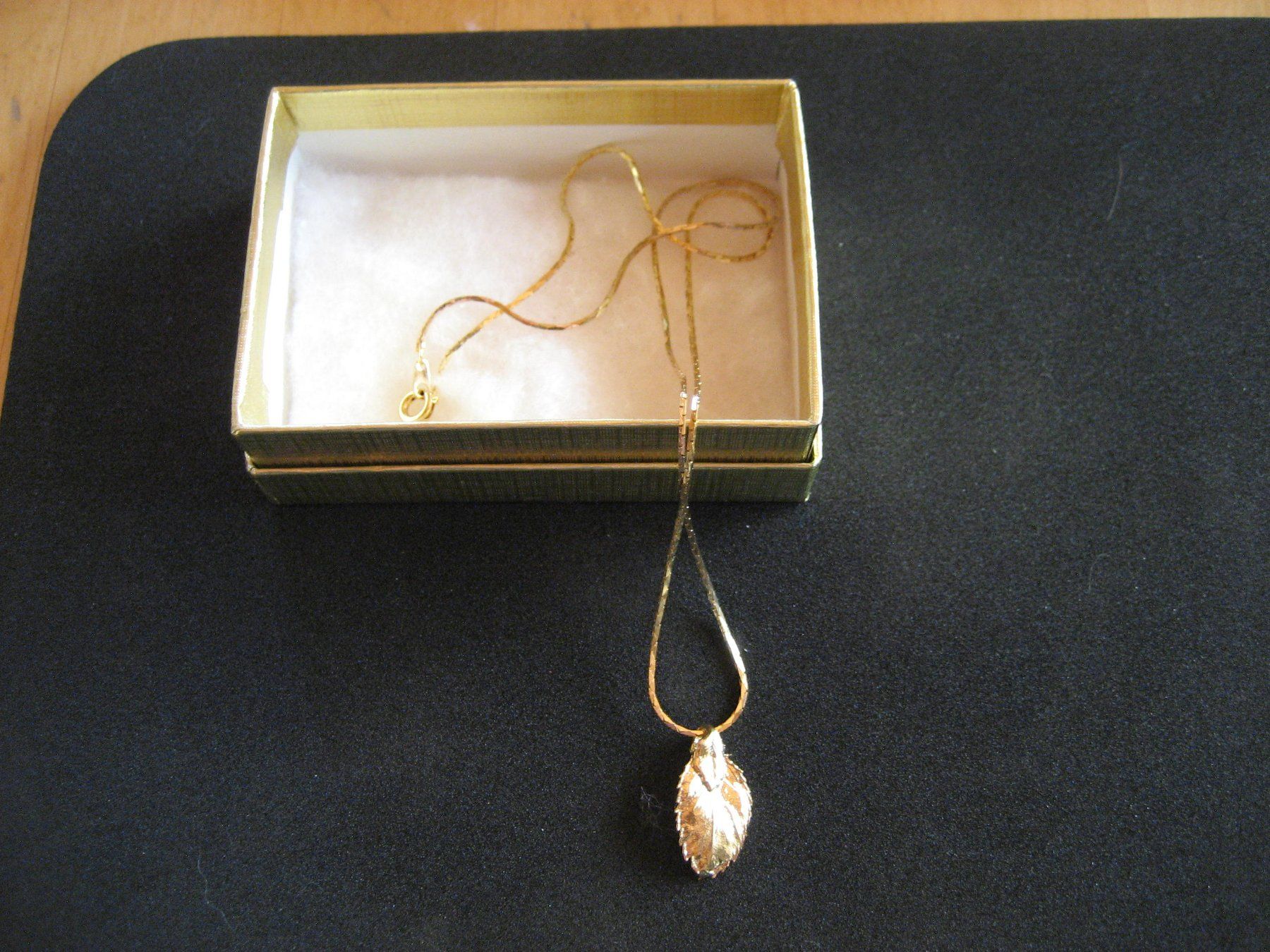 Catenine: Collier doré avec pendentif feuille de rosier, neuf – Nuovo (secondo la descrizione) da Delémont venduto da marryb 1