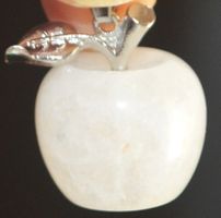 Anhänger F-711 – Apfel – Quarz Kristall – 2x2cm