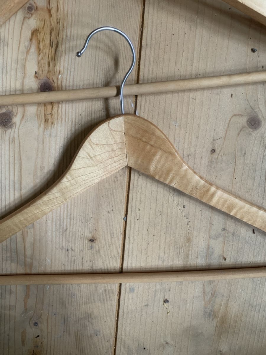 Kleiderbügel: Handgemachte Holz-Kleiderbügel, 4 Stück – Neu (gemäss Beschreibung) aus Grosshöchstetten von juri_pf 3