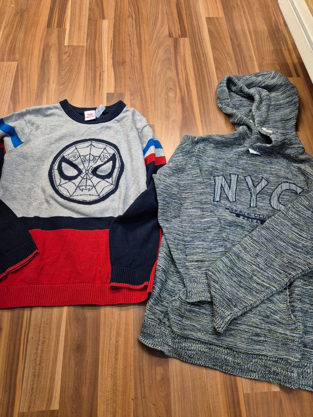 Maglioni & Felpe: Strickpulli spiderman und Kaputzenpulli gr 140 B8 – Usato da Schwarzenburg venduto da flamingo1970