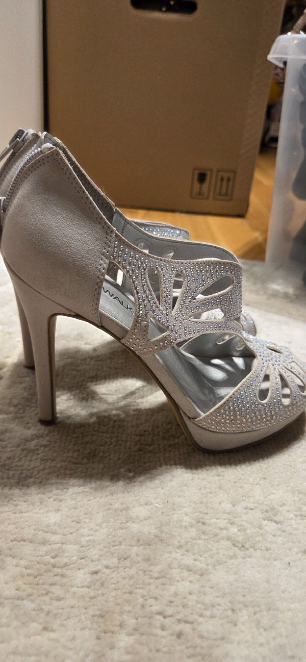 Scarpe da donna: Damenschuhe silber Grösse 37 Catwalk mit Strasssteinen – Nuovo (secondo la descrizione) da Chur venduto da ali_j9q9 1