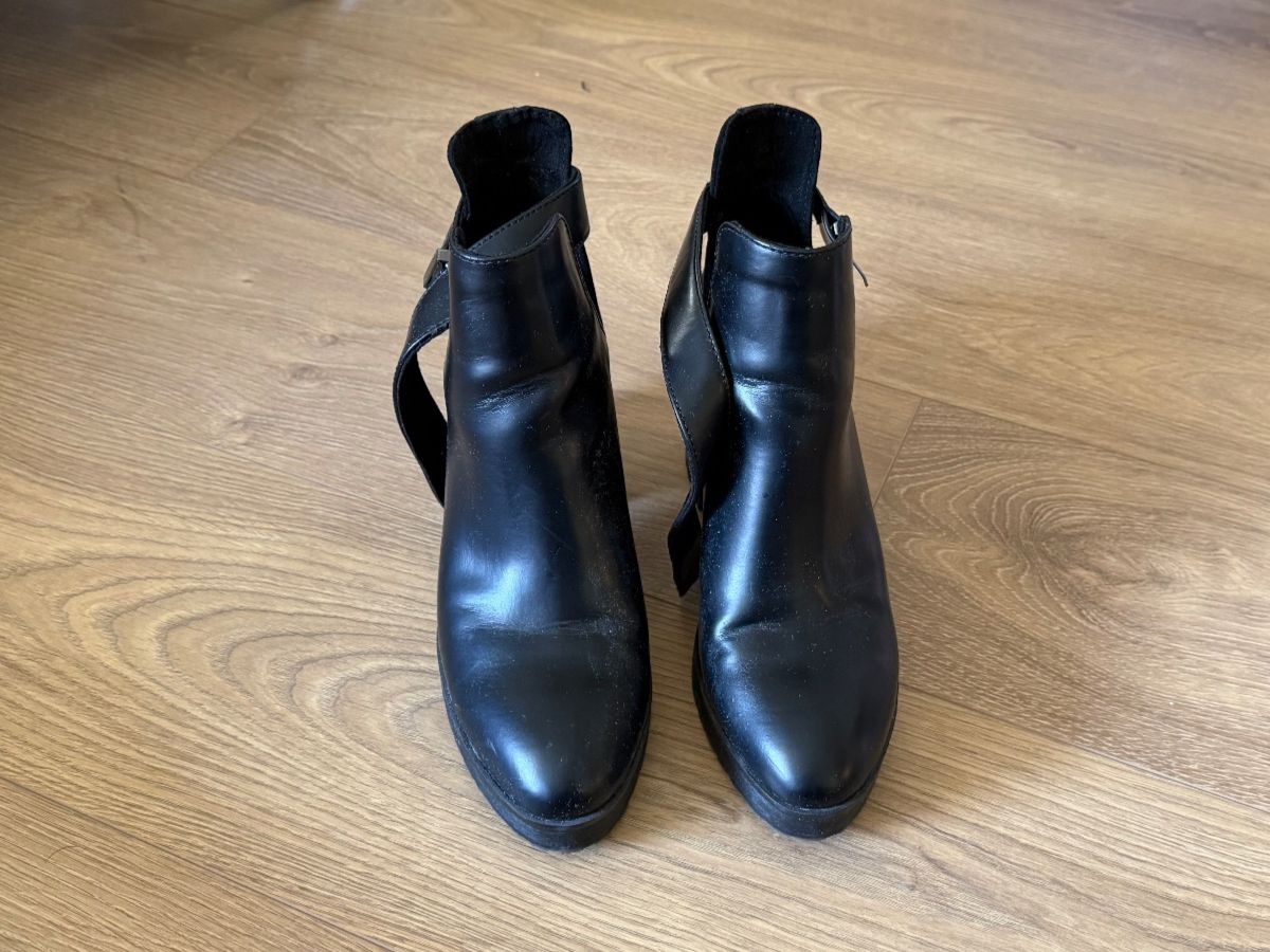 Bershka Scarpe da donna: Bershka schwarze Ankle Boots mit Blockabsatz Gr. 40 – Usato da Turgi venduto da gablas123 1
