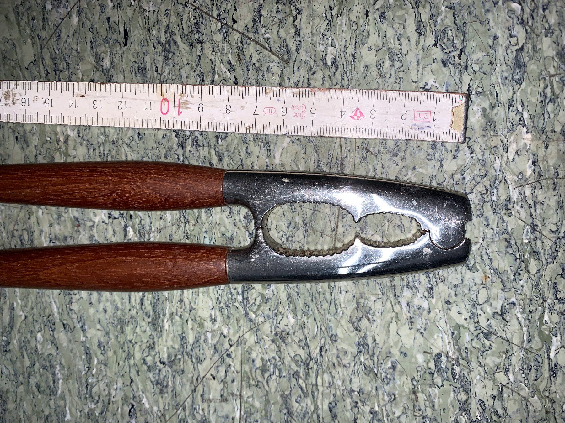 Elettrodomestici da cucina: grisser Nussknacker Metall mit Holzgriffen – Usato da Rickenbach SZ venduto da Frickler 1