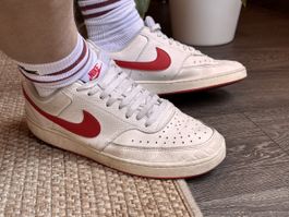 Court Vision Low, cuir blanc avec Swoosh rouge, 44,5
