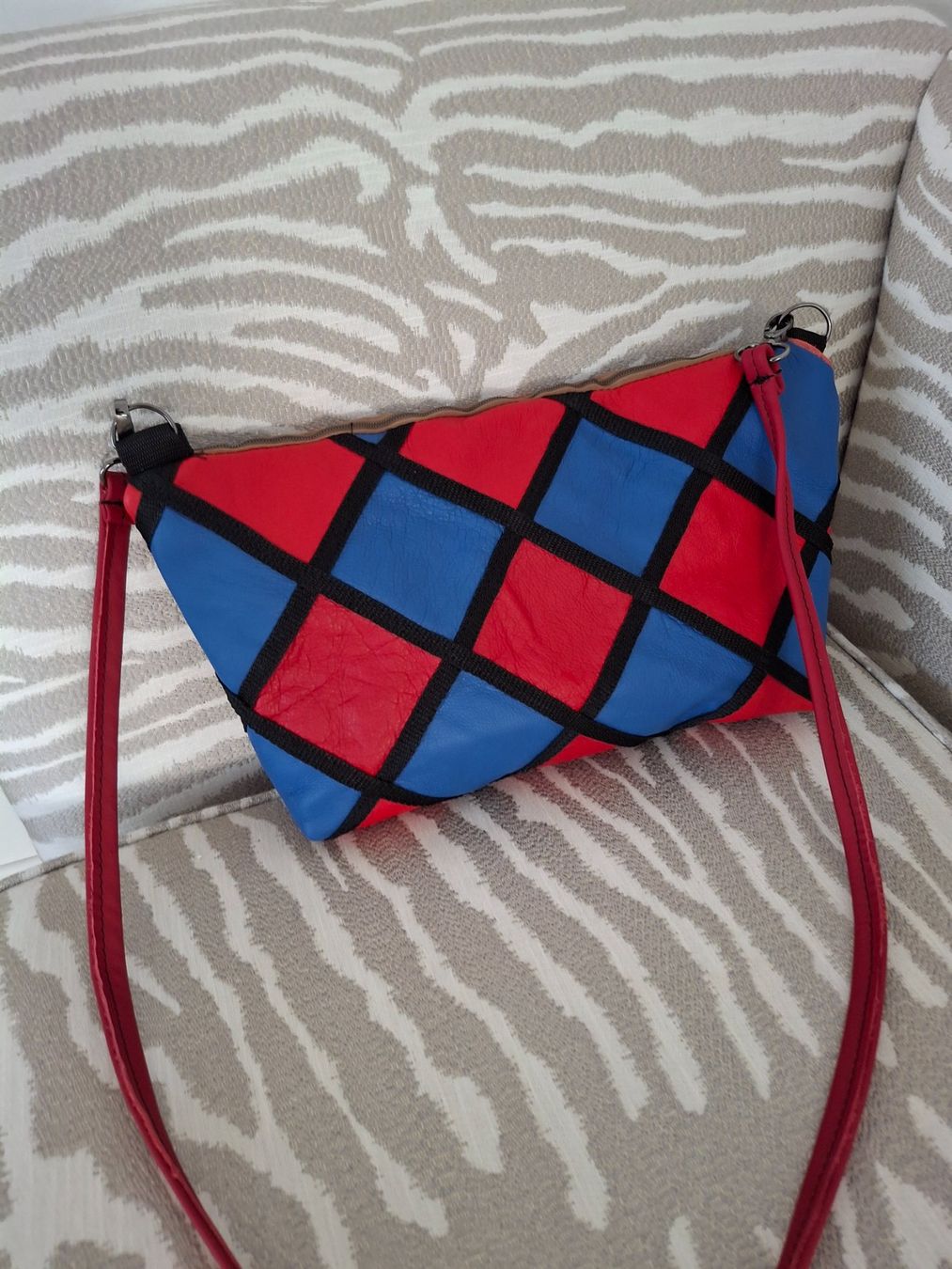 Taschen für Damen: Lederhandtasche Rot Blau  Umhängetasche. – Neu und originalverpackt aus Bellikon von MellonCollieMitTwint