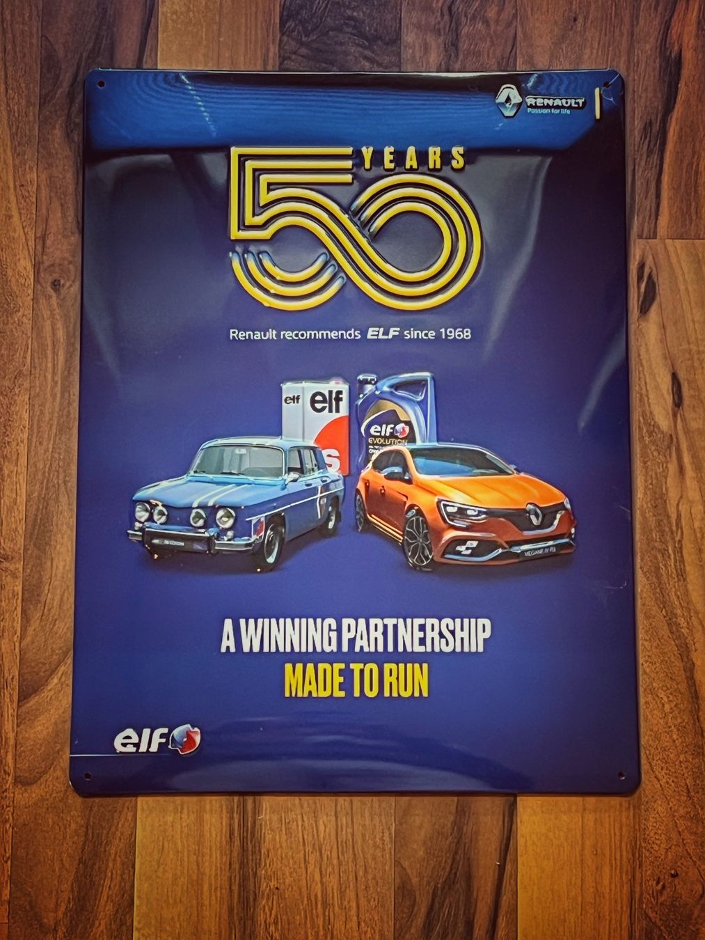 Insegne: Blechschild retro 50 Jahre Partnerschaft elf Renault – Nuovo e nell'imballaggio originale da Lüsslingen venduto da Turbotoby
