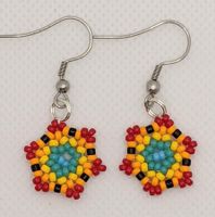 Perlenohrringe im Blumendesign