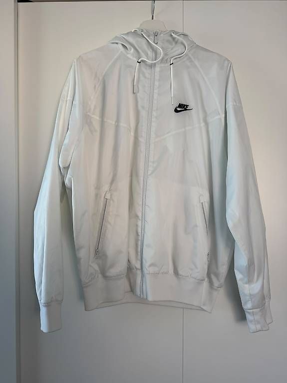 Vestes: NIKE WINDBREAKER MIT KAPUZE – D'occasion à Niederhelfenschwil par Mileko