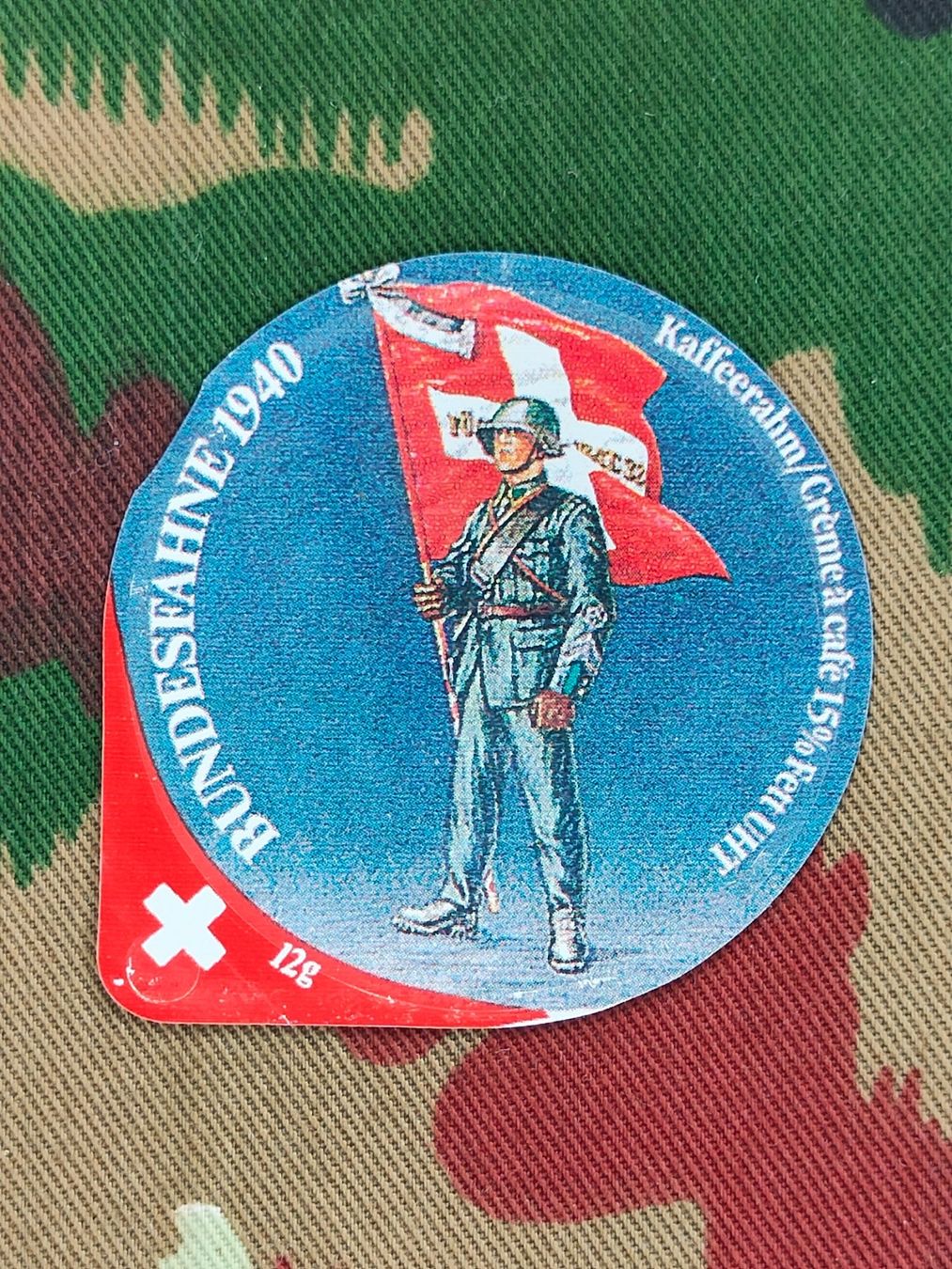 Schweizer Armee Placchette & Badge: Kaffeerahmdeckel BUNDESFAHNE 1940 – Usato da Bauma venduto da SwissMilitaria