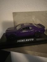 Modellauto Dodge Challenger lila neuwertiger Zustand