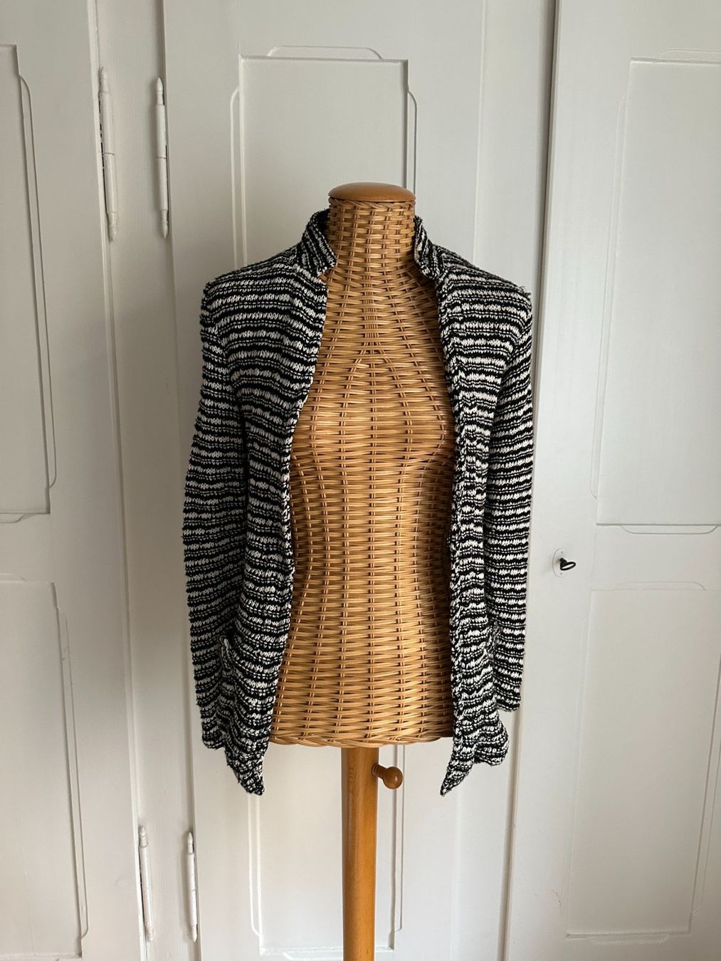 Zara Jacken: ZARA - Strickjacke schwarz-weiss S – Gebraucht aus Zürich von Diazaio