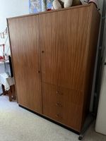 Holz-Kleiderschrank mit Schubladen