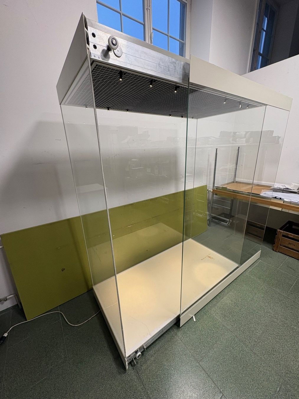 Vetrine: Vitrine mit Glas VSG, abschliessbar – Usato da Aarau venduto da Naturama_Aargau 1
