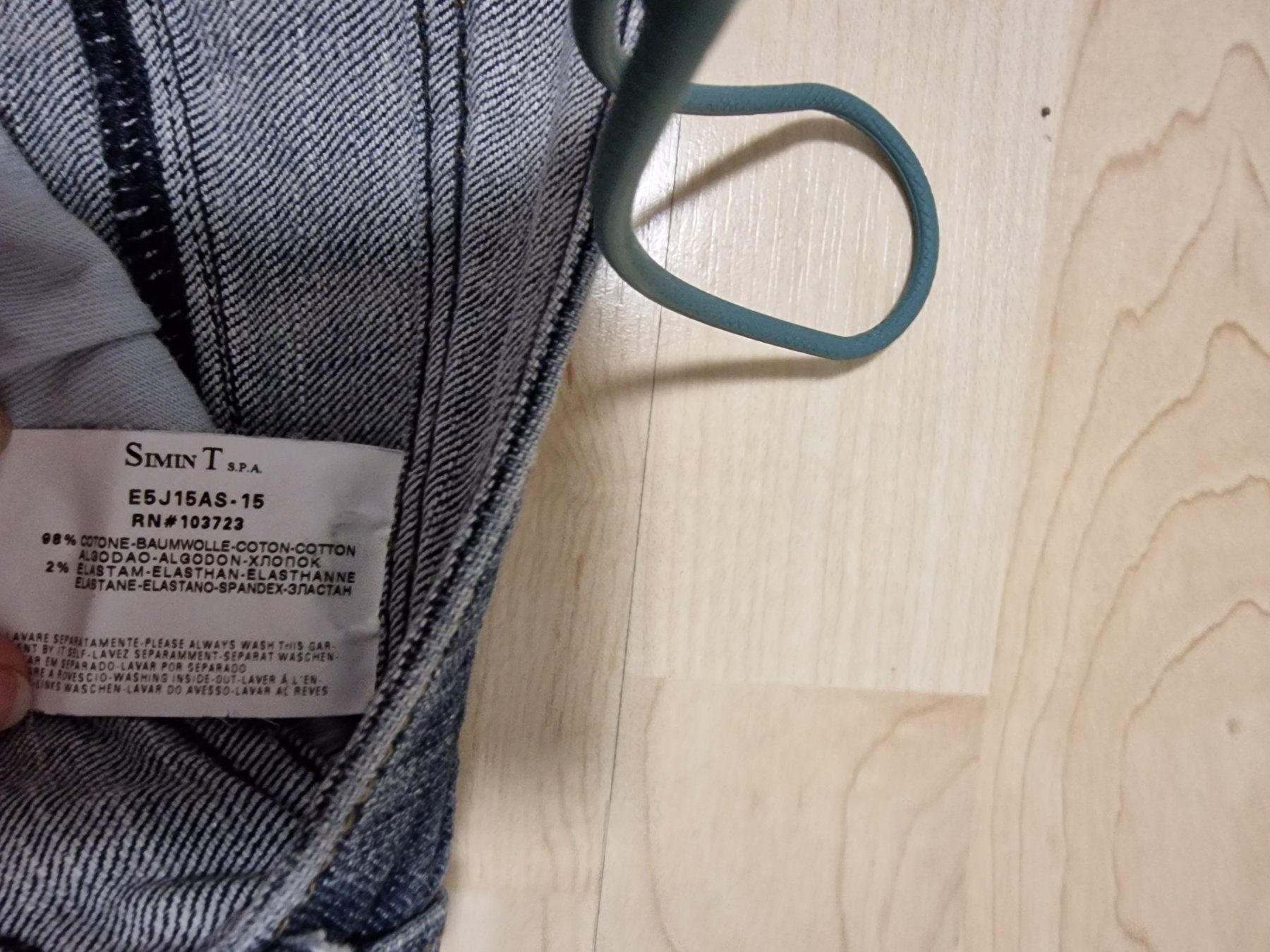 Armani Jeans: Schöne Armani Jeans Grösse 26 – Nuovo (secondo la descrizione) da Knonau venduto da nicdorf 3