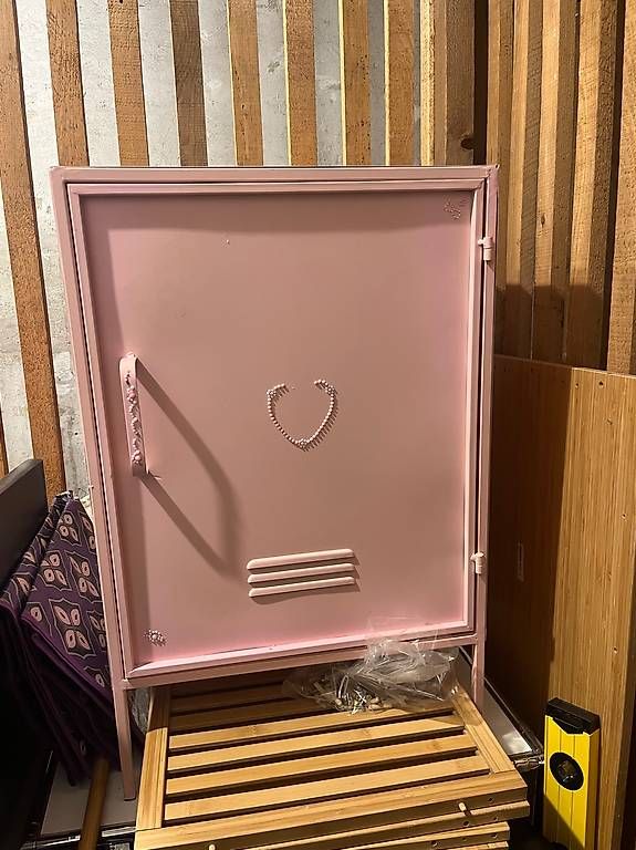 Armadi: Kleiner Metallschrank Pink – Usato da Bern venduto da sklopfenstein