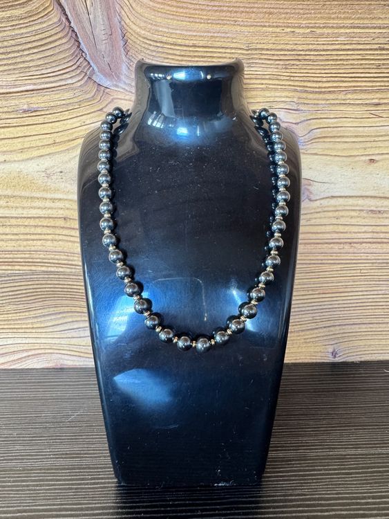 Collier gris noir avec col à franges et perles de verre