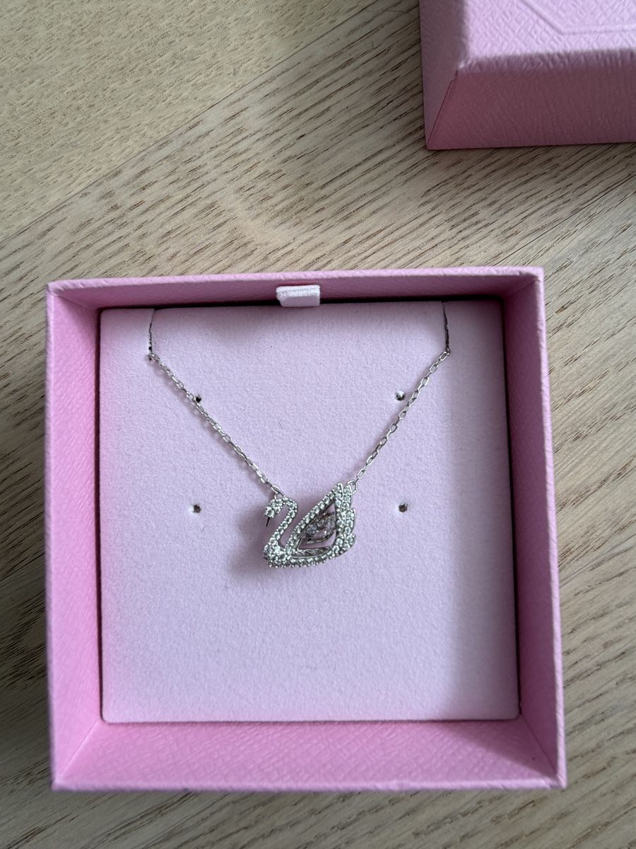 Swarovski Ketten: SWAN NECKLACE Swarovski – Neu und originalverpackt aus Oberägeri von j0S4040