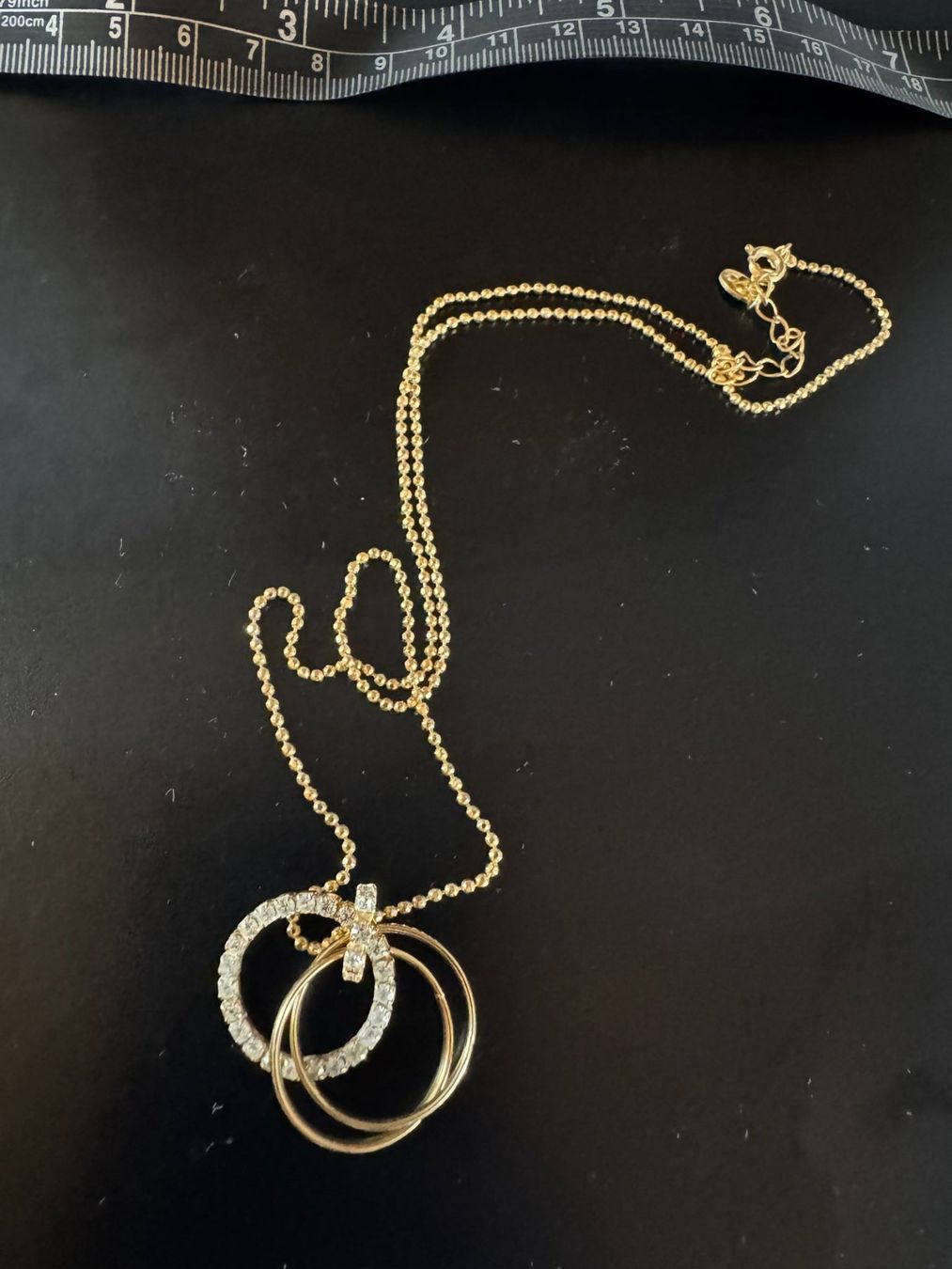 Catenine: A/C Halskette goldfarben mit Strass-Ringen – Usato da Winterthur venduto da Dejv