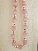 Halskette aus Katzenaugenperlen. Zart rosa, sommerlich