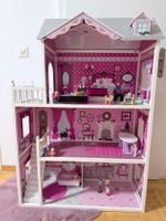 Grosses Puppenhaus aus Holz mit vielen Möbeln und Accessoire