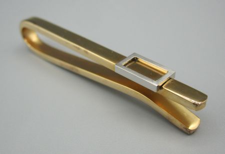 PINCE à cravate, métal couleur or rose et couleur argent
