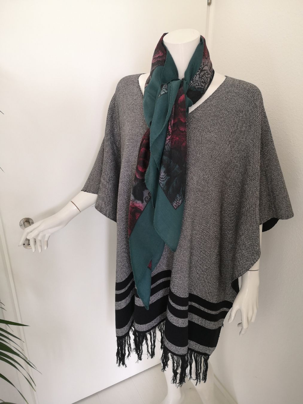Foulard & Sciarpe: 🤩SCHAL GRüN MIT BLUMENMUSTER ROT – Usato da Olten venduto da Naja-Twins-Twins 5
